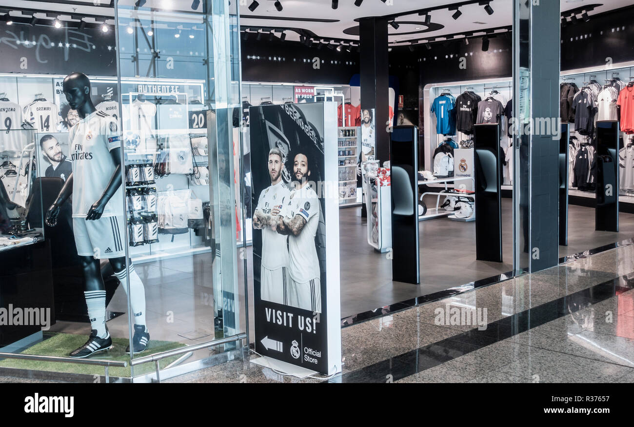 Real Madrid Official store in airport duty free shopping zona. Spagna Foto Stock