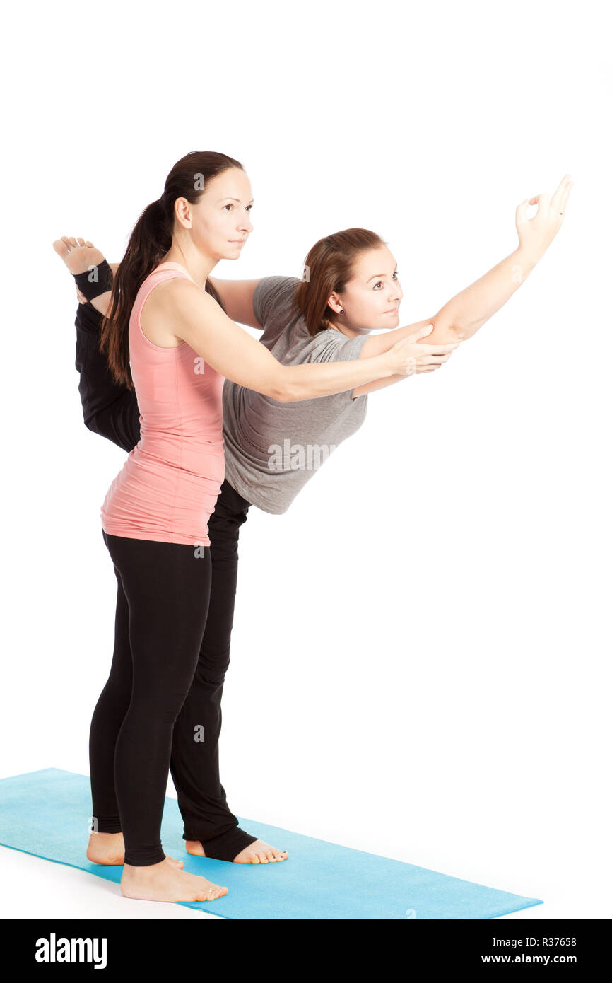 Insegnante di yoga offre assistenza nella formazione,shiva natarajasana Foto Stock