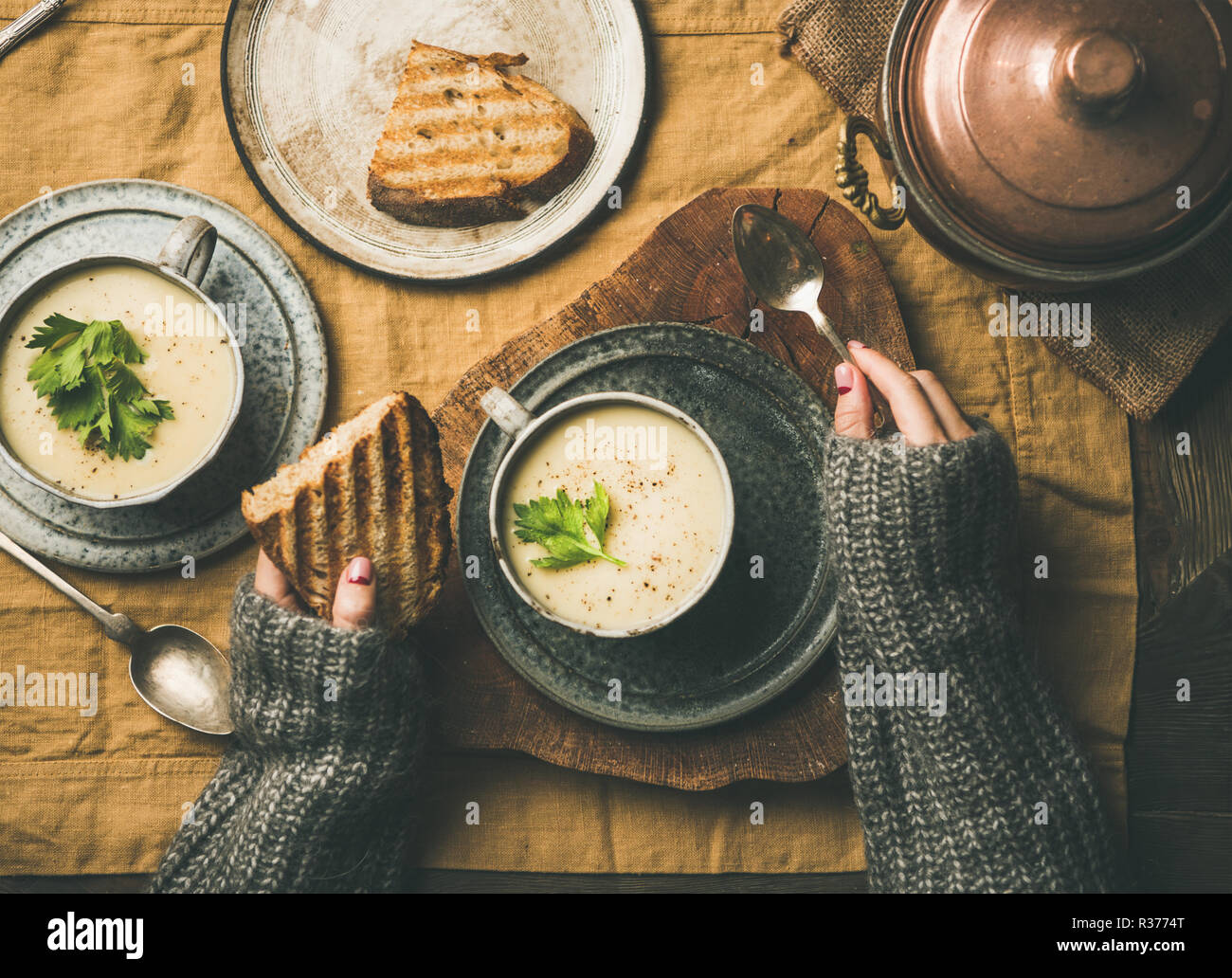 In autunno o inverno home cena con sedano minestra in crema Foto Stock