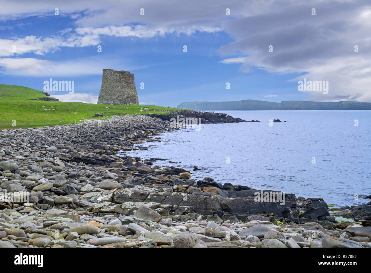 Mousa Broch, la più alta età del ferro broch e quella dell'Europa preistorici meglio conservati edifici, isole Shetland, Scotland, Regno Unito Foto Stock