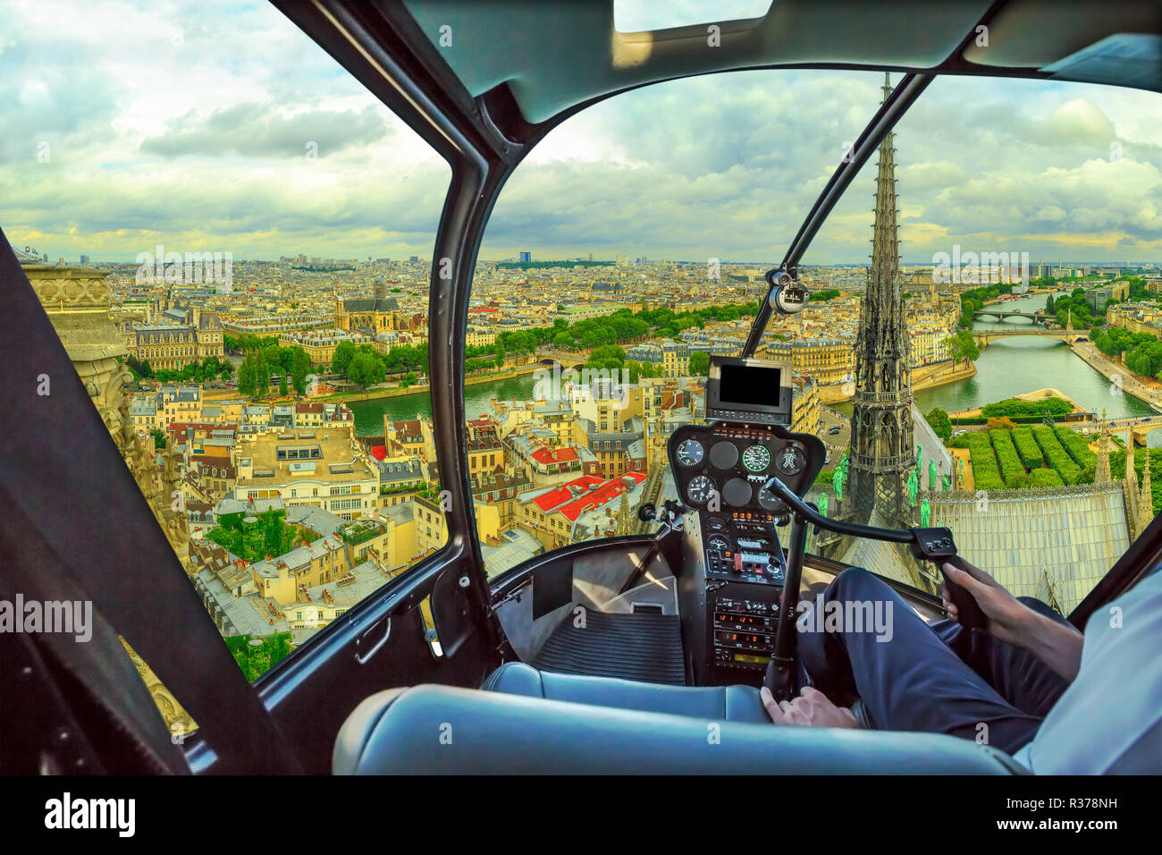 Cockpit in elicottero volando sul Pont Saint-Michel ponte sul fiume Senna di Parigi, capitale francese, l'Europa. Volo panoramico sopra lo skyline di Parigi. Foto Stock