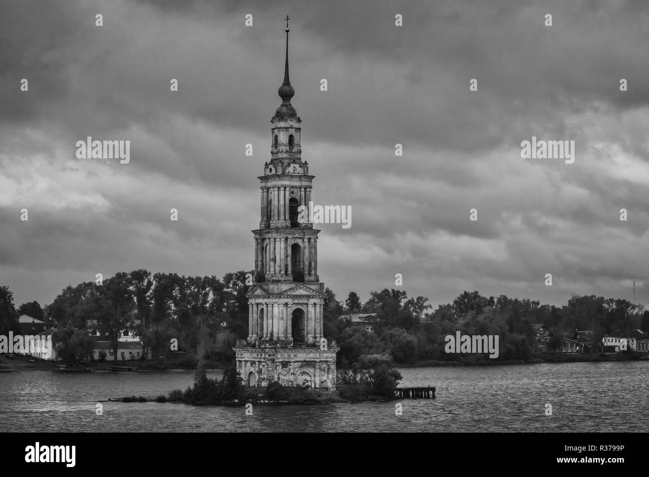 Il 1800 Kalyazin torre campanaria sul Uglich serbatoio sul fiume Volga, Oblast di Tver, Russia settentrionale. Il monastero è stato allagato per il serbatoio. Foto Stock