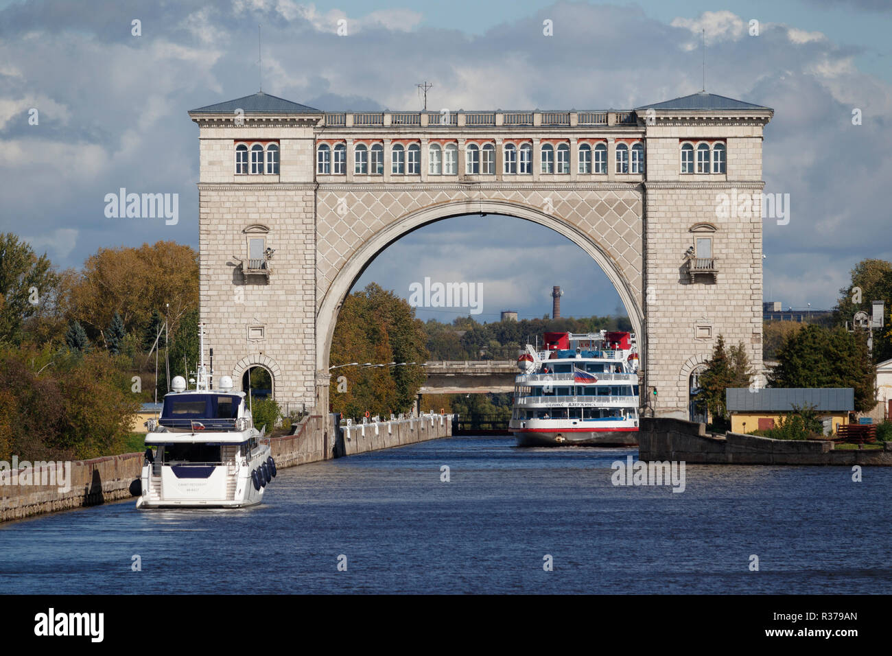 Navi da Crociera immettere la Uglich lock sul fiume Volga e serbatoio, Krasnojarsk, Russia settentrionale. Foto Stock