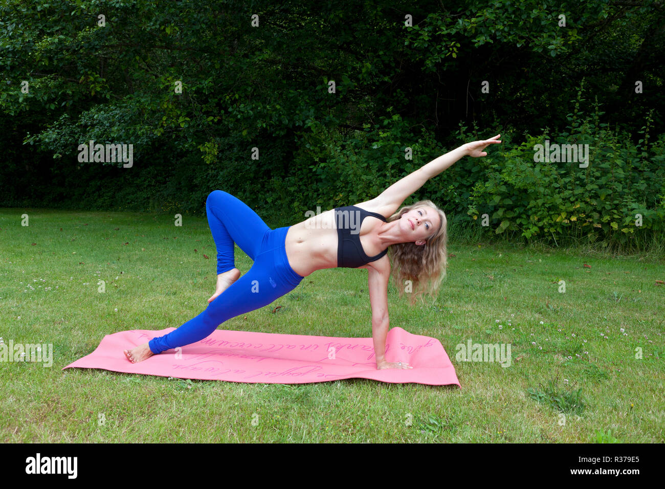PE00200-00...WASHINGTON - istruttore yoga Carly Hayden in fase di riscaldamento. (MR# H13) Foto Stock