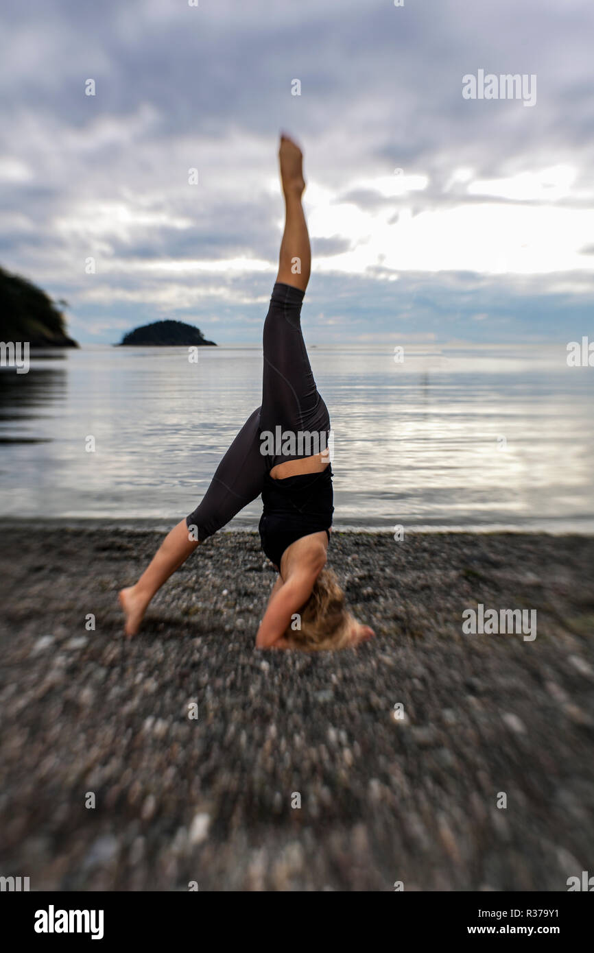 PE00213-00...WASHINGTON - istruttore yoga Carly Hayden in fase di riscaldamento. (MR# H13) Foto Stock