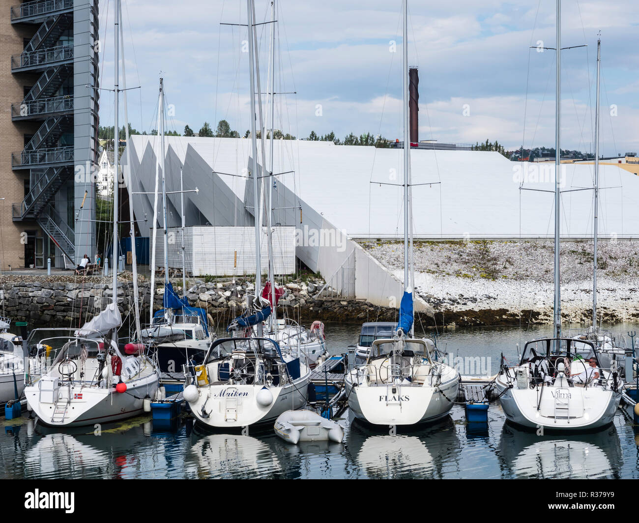 Tromsö Harbour, barche a vela, museo Polaria nel retro, edificio forma come lastre di ghiaccio, Tromsö, Norvegia. Foto Stock