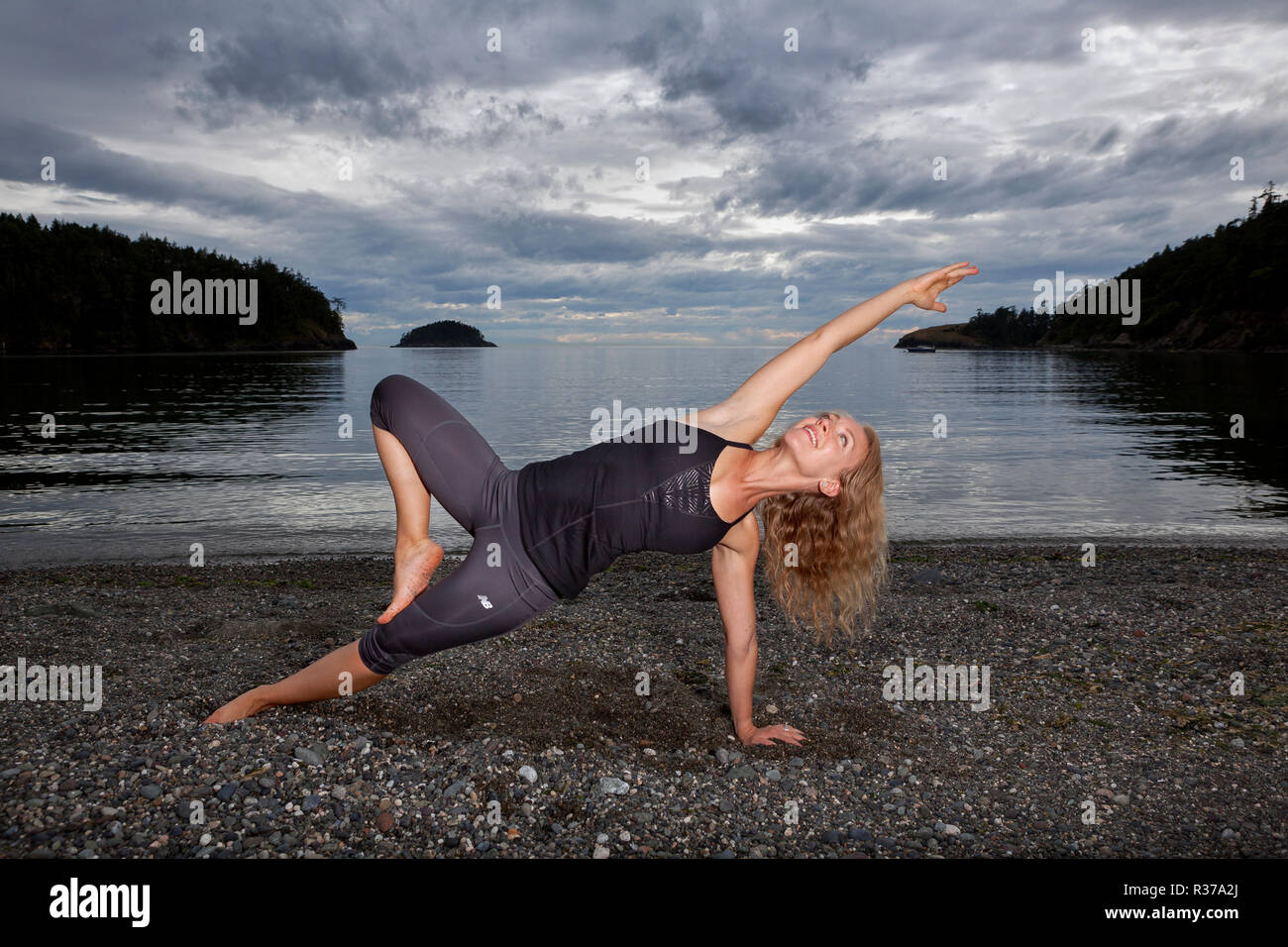 PE00219-00...WASHINGTON - istruttore yoga Carly Hayden in fase di riscaldamento. (MR# H13) Foto Stock
