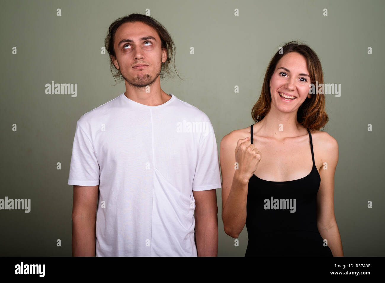 Giovane uomo bello e giovane bella donna insieme contro il co Foto Stock