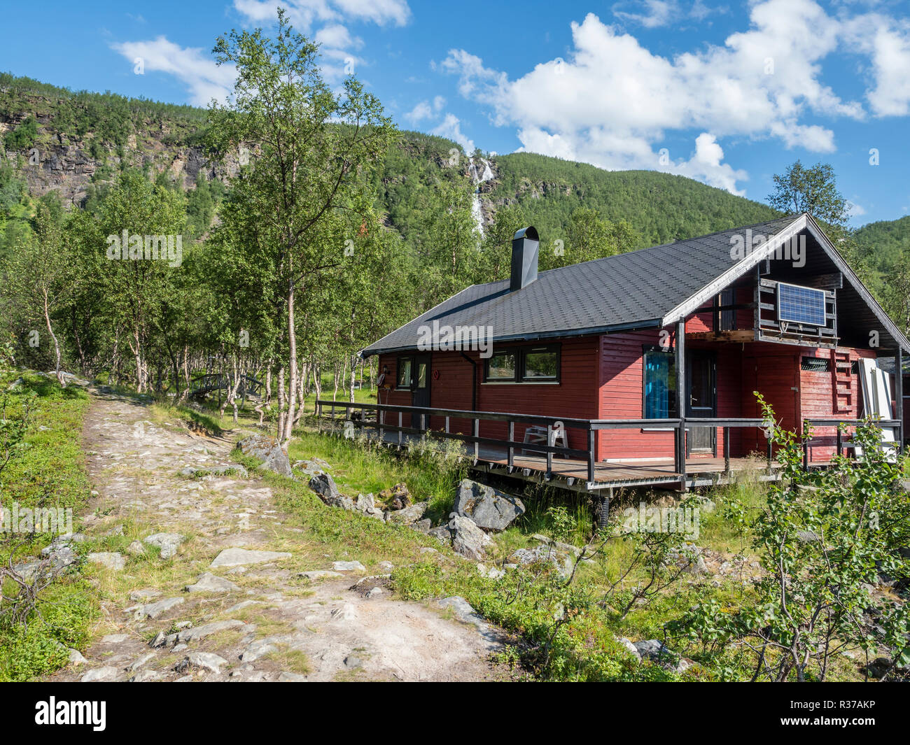 Rifugio di montagna Steindalshytta, nel percorso lungo la valle Steindalen a glacier Steindalsbre, alpi Lyngen, a sud di Lyngseidet, Troms County, Norvegia Foto Stock