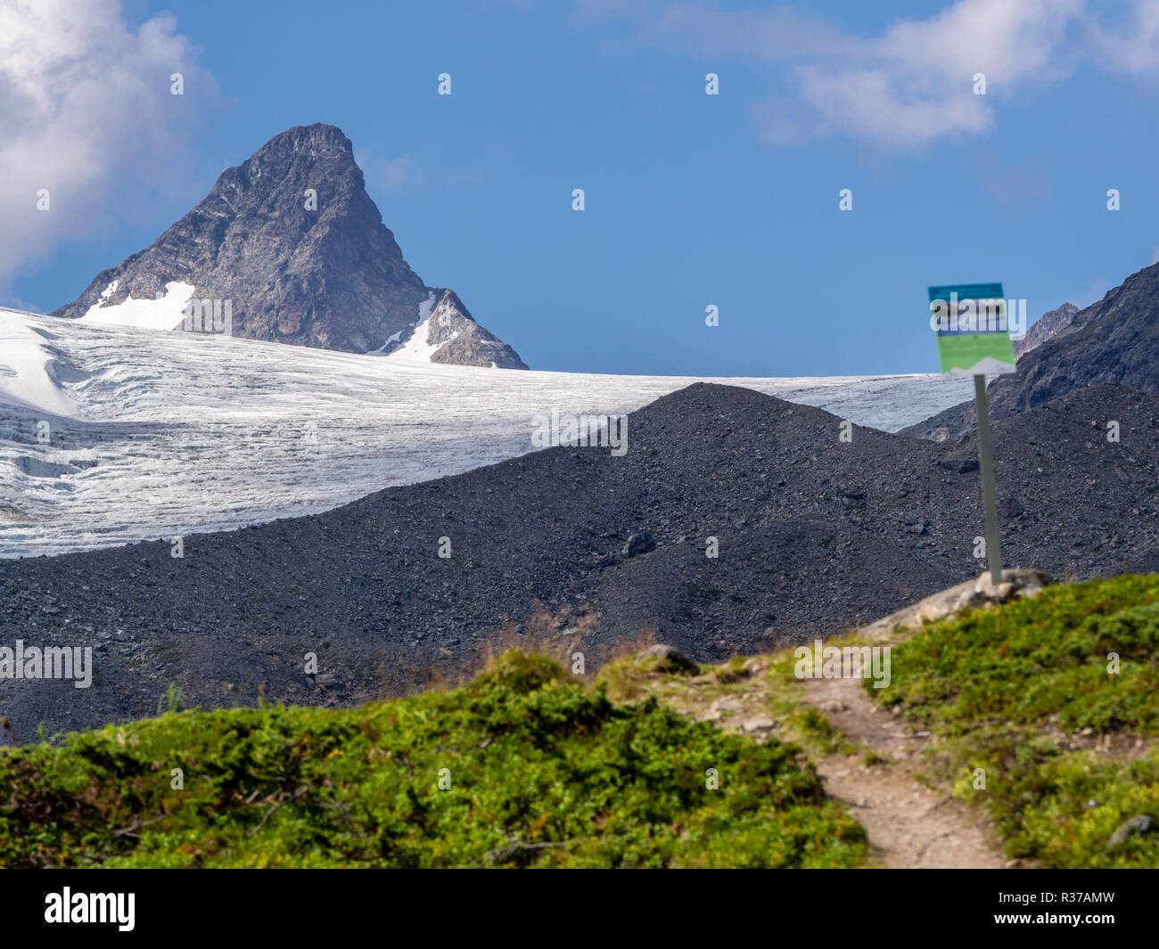 Valley Steindalen, escursione lungo la valle Steindalen a glacier Steindalsbre, alpi Lyngen, a sud di Lyngseidet, Troms County, Norvegia Foto Stock