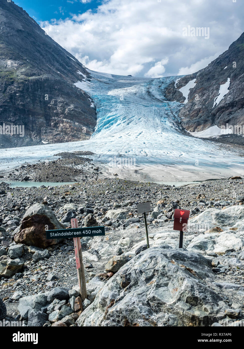 Glacier Steindalsbreen, lingua del ghiacciaio, segnaletica e 'trimkassa' alla fine della valle, Steindalen Lyngen Alpi, a sud di Lyngseidet, Troms County, Norvegia Foto Stock