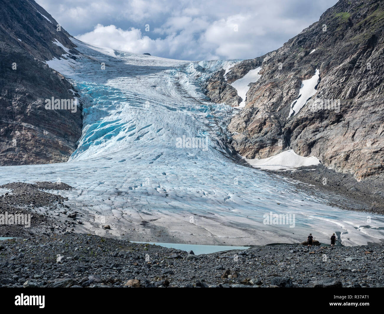 Glacier Steindalsbreen, lingua del ghiacciaio, segnaletica e 'trimkassa' alla fine della valle, Steindalen Lyngen Alpi, a sud di Lyngseidet, Troms County, Norvegia Foto Stock