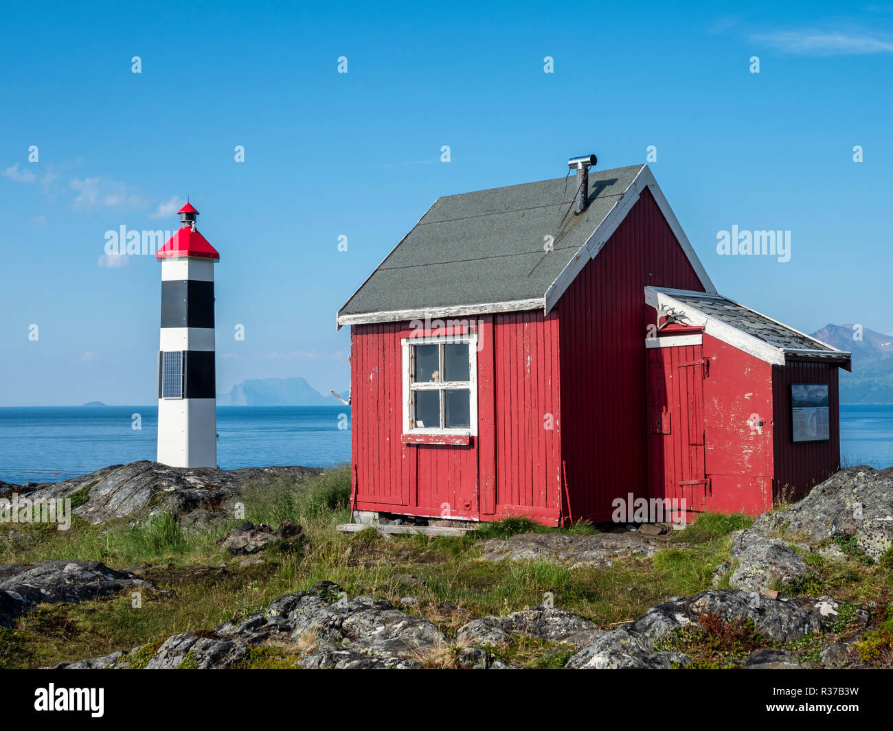 Faro Lyngstuva, al punto più settentrionale della penisola di Lyngen, Lyngen, Norvegia Foto Stock