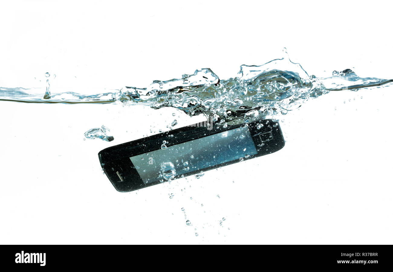 Smartphone è di cadere in acqua con splash, concetto di prodotto impermeabile o di indennizzo assicurativo, isolata su uno sfondo bianco, spazio di copia Foto Stock