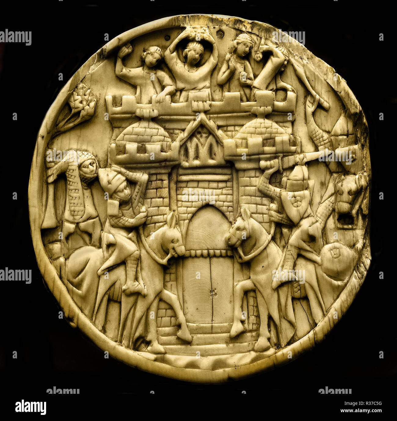 Coperchio di custodia di dispecchio raffigurante la partenza la caccia - dello specchio coperchio alloggiamento raffigurante la caccia di inizio del XIV secolo (avorio carving - medievale.) Francese in Francia Foto Stock