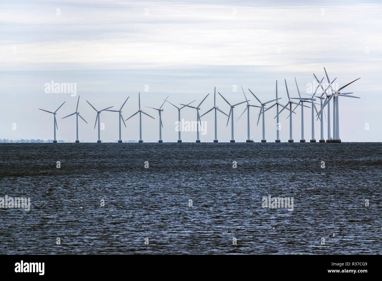 Energia eolica nel Mar Baltico, un concetto per la tutela ambientale e le fonti rinnovabili di energia, spazio di copia Foto Stock