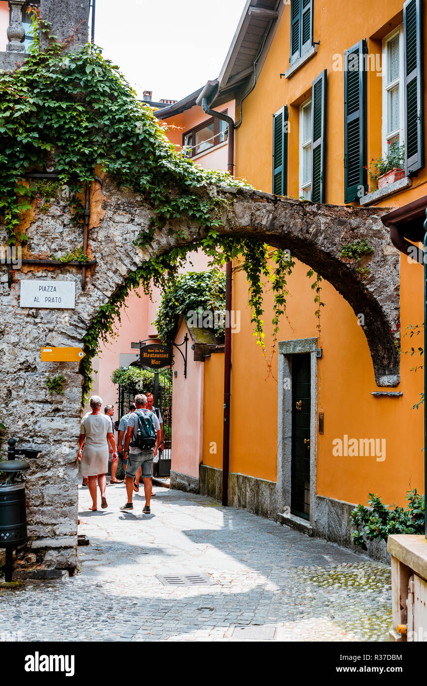 Street con archi nel centro di Varenna Provincia di Lecco, Lombardia, Italia, Europa Foto Stock