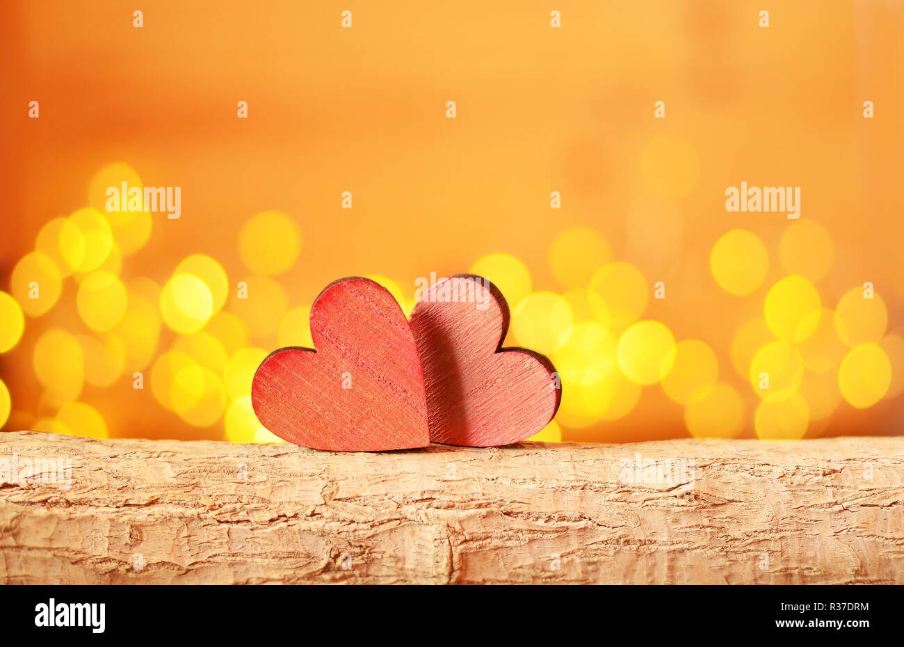 Cuori su un ramo di legno e lo sfondo è un bokeh. Il giorno di San Valentino del concetto. Foto Stock