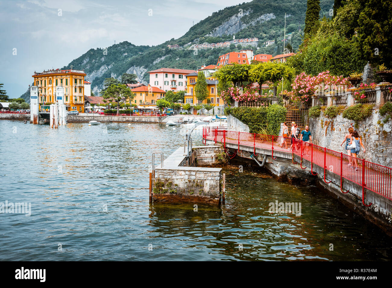 Passerella " Il cammino dell'amore". Il Patriach Greenway del percorso. Un  percorso per conoscere Varenna. Varenna, provincia di Lecco, Lombardia,  Italia, Europa Foto stock - Alamy