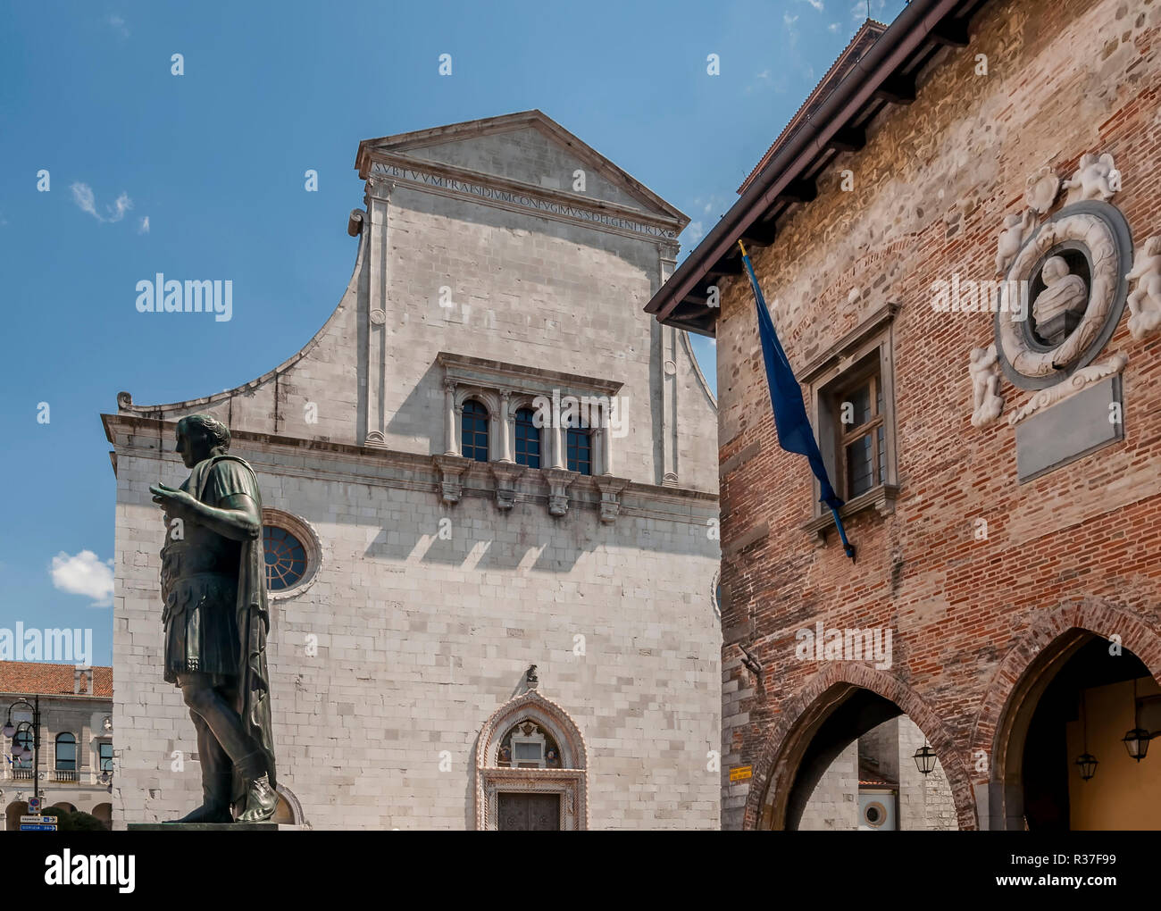 La statua di Giulio Cesare in Largo Boiani di Cividale del Friuli, Udine, Friuli Venezia Giulia, Italia Foto Stock