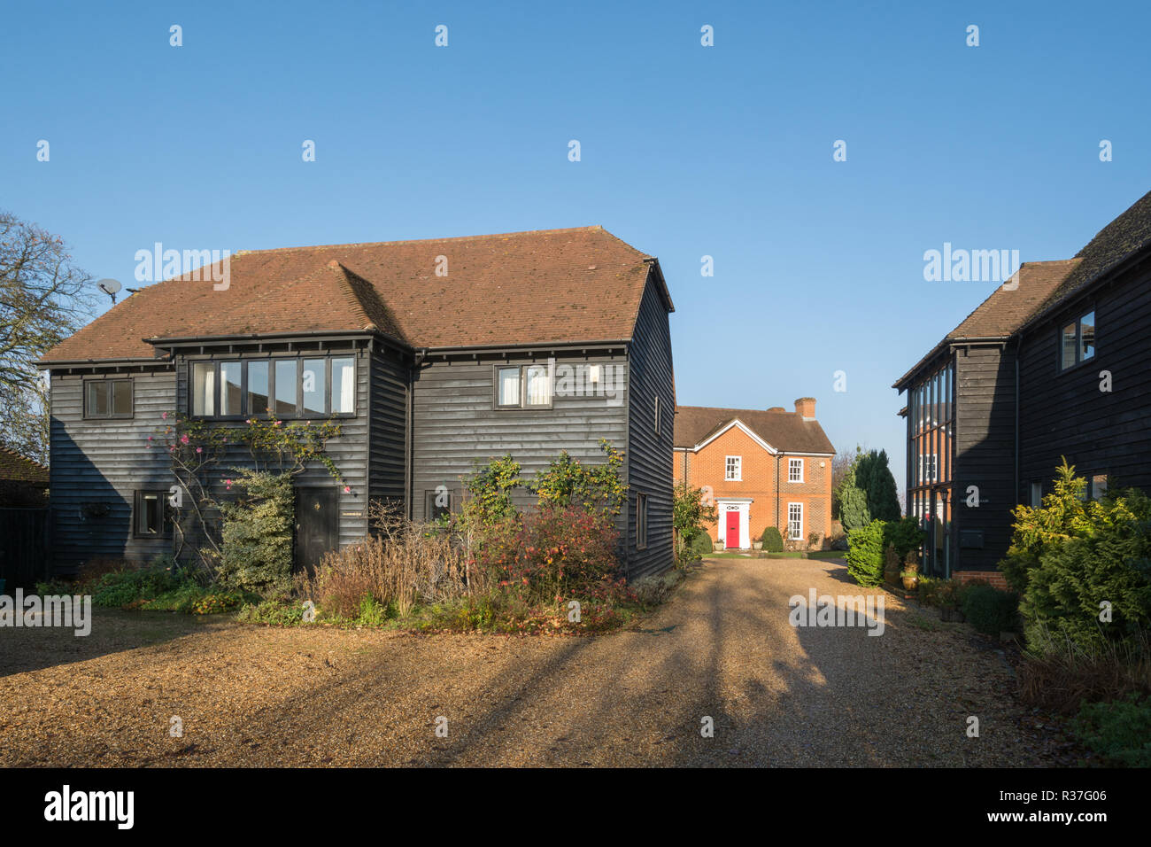 Proprietà incluse le conversioni fienile nel piccolo borgo rurale di Wanborough, Surrey, Regno Unito Foto Stock