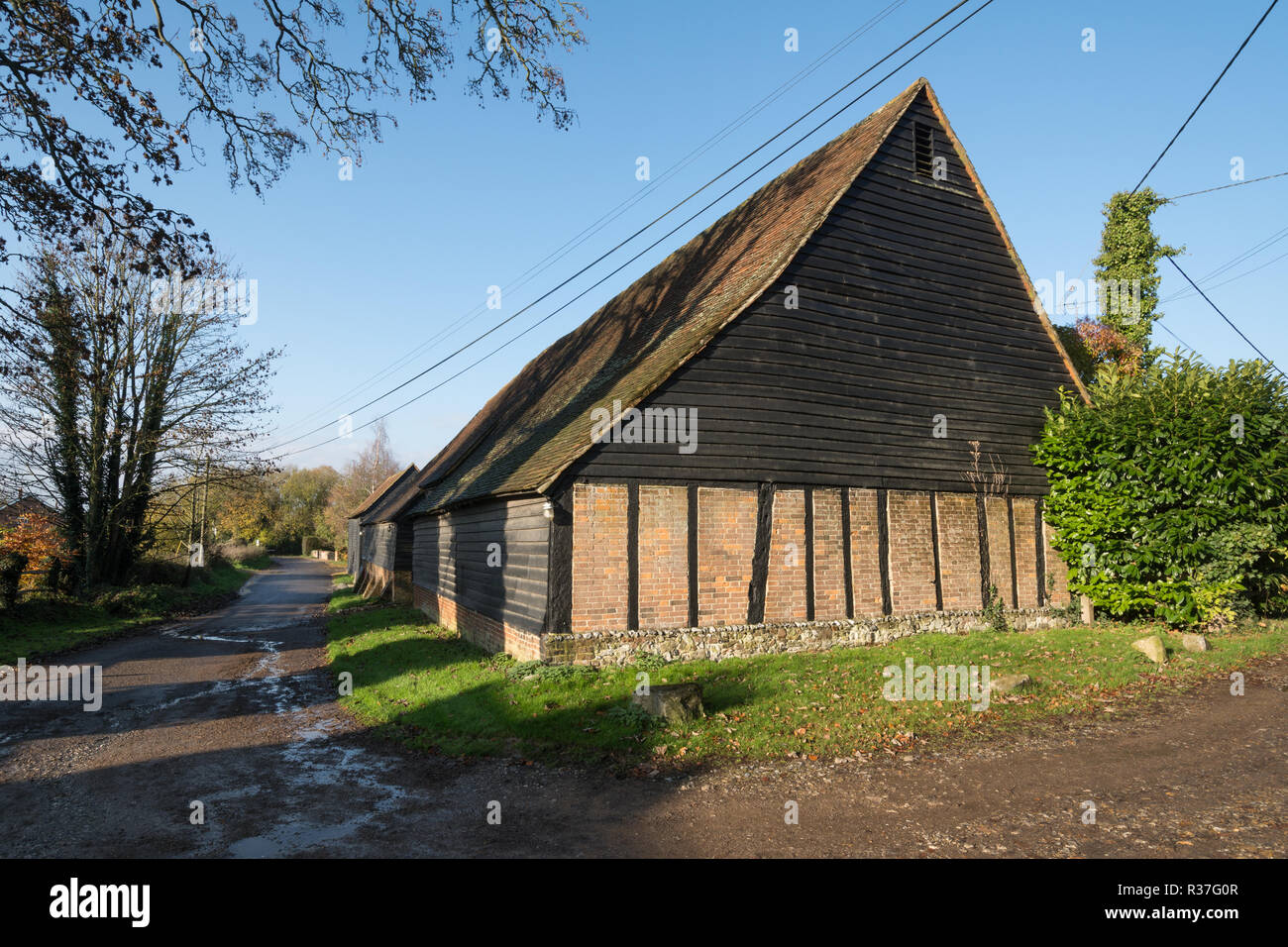 Il grande fienile, costruito nel 1388 nel piccolo villaggio rurale di Wanborough, Surrey, Regno Unito. Edificio storico, patrimonio agricolo. Foto Stock