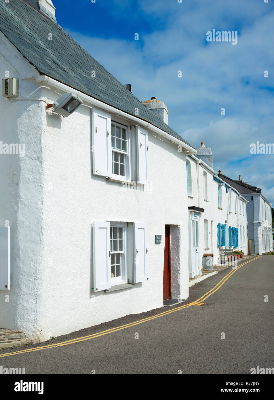 Fila di casette imbiancate nel quartiere alla moda di villaggio sul mare di St Mawes, penisola di Roseland,cornwall, Sud Ovest, Cornwall, Regno Unito Foto Stock