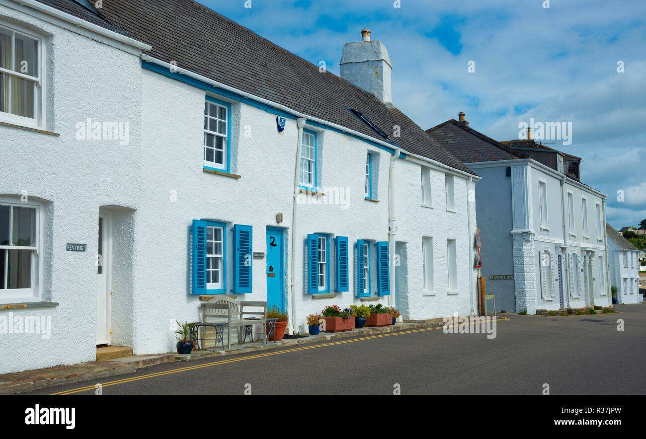 Fila di casette imbiancate nel quartiere alla moda di villaggio sul mare di St Mawes, penisola di Roseland,cornwall, Sud Ovest, Cornwall, Regno Unito Foto Stock