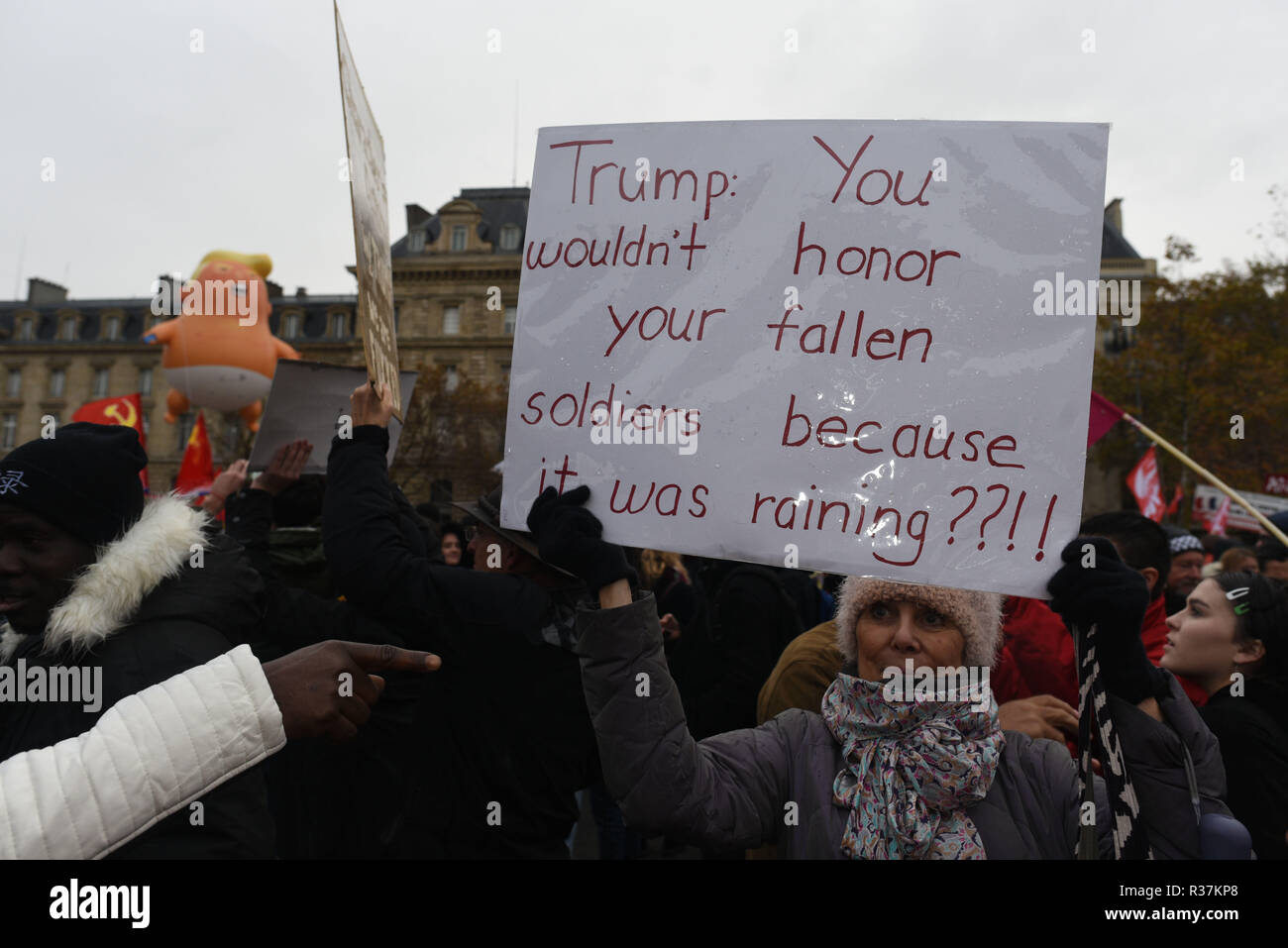 Novembre 11, 2018 - Parigi, Francia: cittadino statunitense Nancy Kissock detiene una targhetta criticando Donald Trump per annullamento di una visita a un americano cimitero militare durante un anti-Trump protesta in place de la Republique. Il presidente americano è arrivato a Parigi per partecipare alla cerimonia di armistizio della Prima Guerra Mondiale. Manifestazione contre la venue du President americain Donald Trump aux commemorazioni de l'armistizio qui a mis fin a la Premiere Guerre mondiale. Cette manifestante tient une pancarte critiquant l'anellazione d'une visite de Trump dans un Cimetiere Americain pour cause de mauvais temp Foto Stock