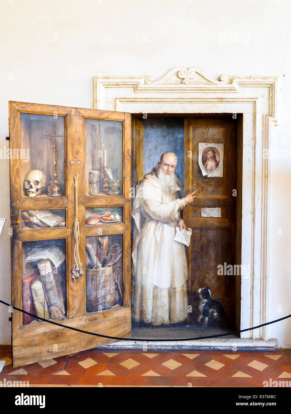 Parete in legno e dipinti a olio, firmata e datata 1855 dall'autore Filippo Balbi (1806-1890) - Museo Nazionale Romano - Terme di Diocleziano - Roma, Italia sulla parete, nella parte interna della porta, uno può vedere rappresentato un monaco certosino, padre di Papa Clemente IV, il nome di chi - come iscrizione dice - è Fercoldo, che divenne un monaco dopo la sua moglie per la morte e morto nel 1265. Sulla parte interna della porta di legno alcuni oggetti sono dipinte con trompe-l'oeil tecnica Foto Stock