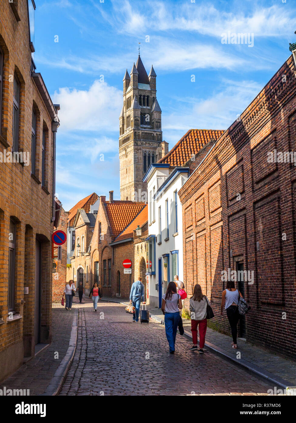 Vista di Saint Salvator torre della cattedrale di Oostmeers - Bruges, Belgio Foto Stock