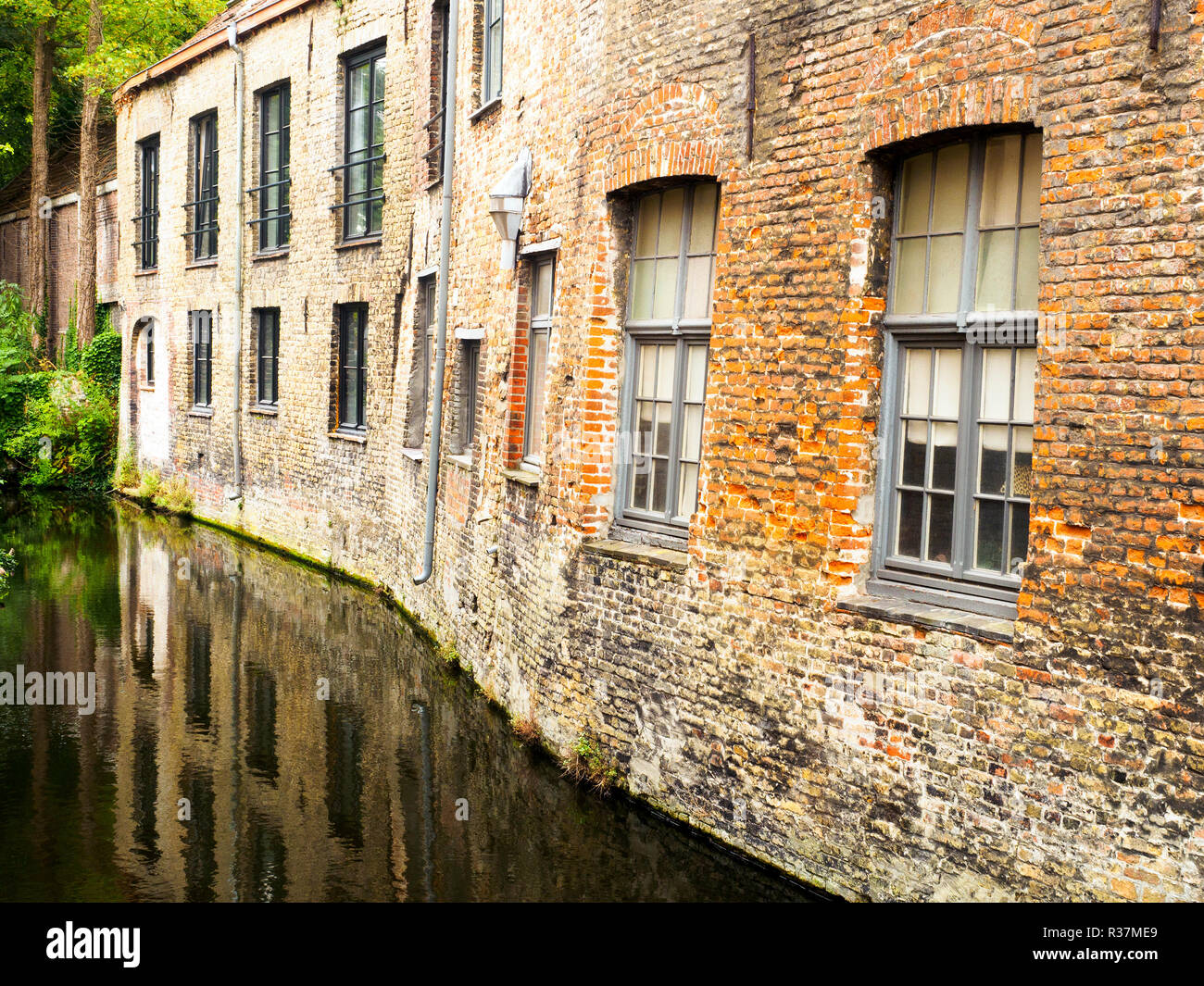 La facciata della casa affacciata sul canale - Bruges, Belgio Foto Stock