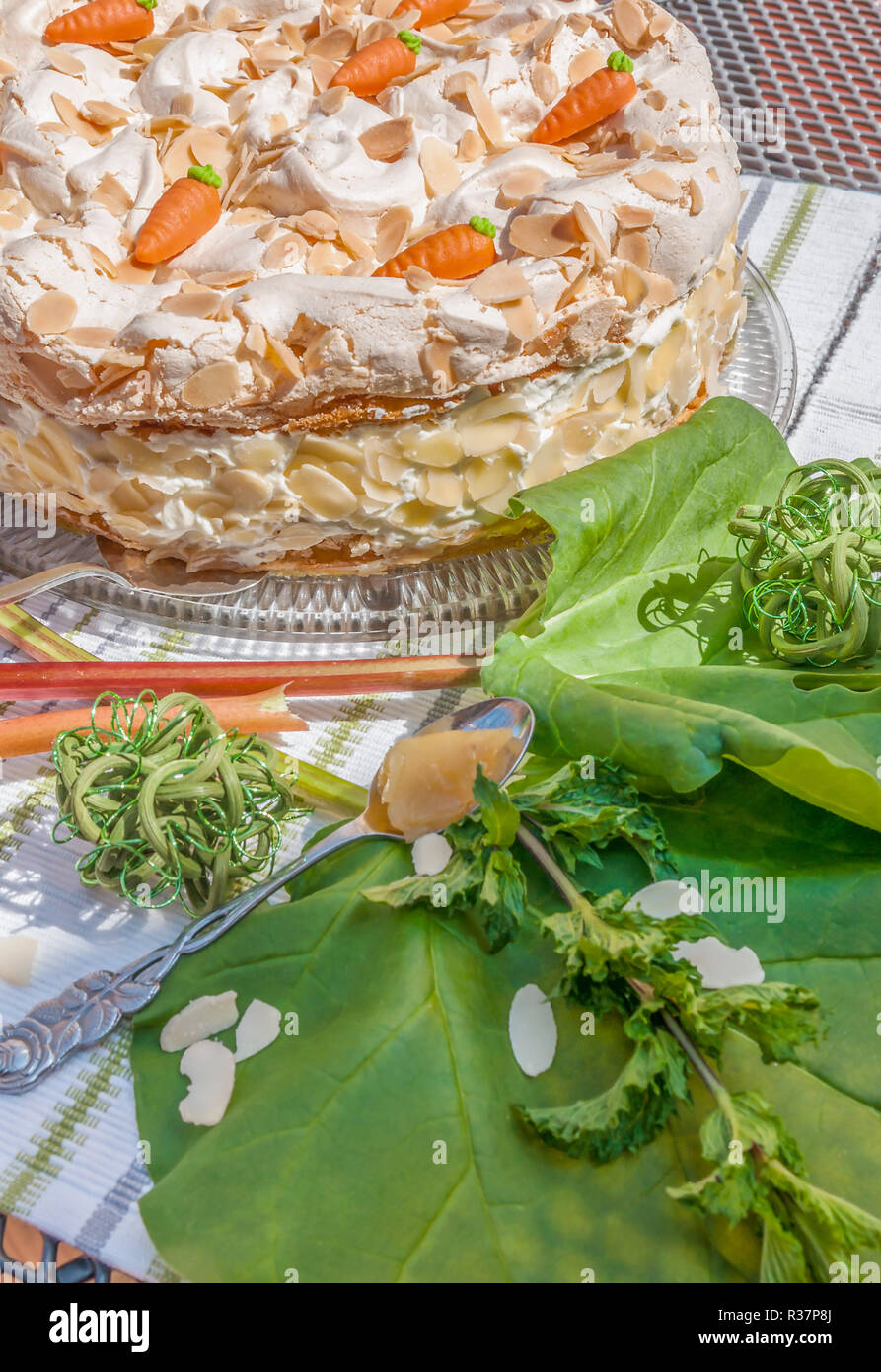 Torta al rabarbaro con meringa e mandorle Foto Stock