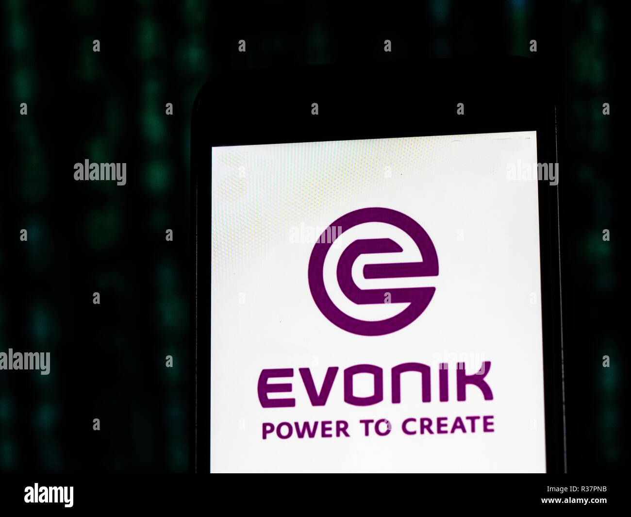 Azienda Evonik Industries industria chimica logo azienda vede visualizzato sul telefono intelligente. Azienda Evonik Industries AG è una società industriale con sede in Essen, Nord Reno-Westfalia, Germania, il più grande Specialty Chemicals Company nel mondo Foto Stock