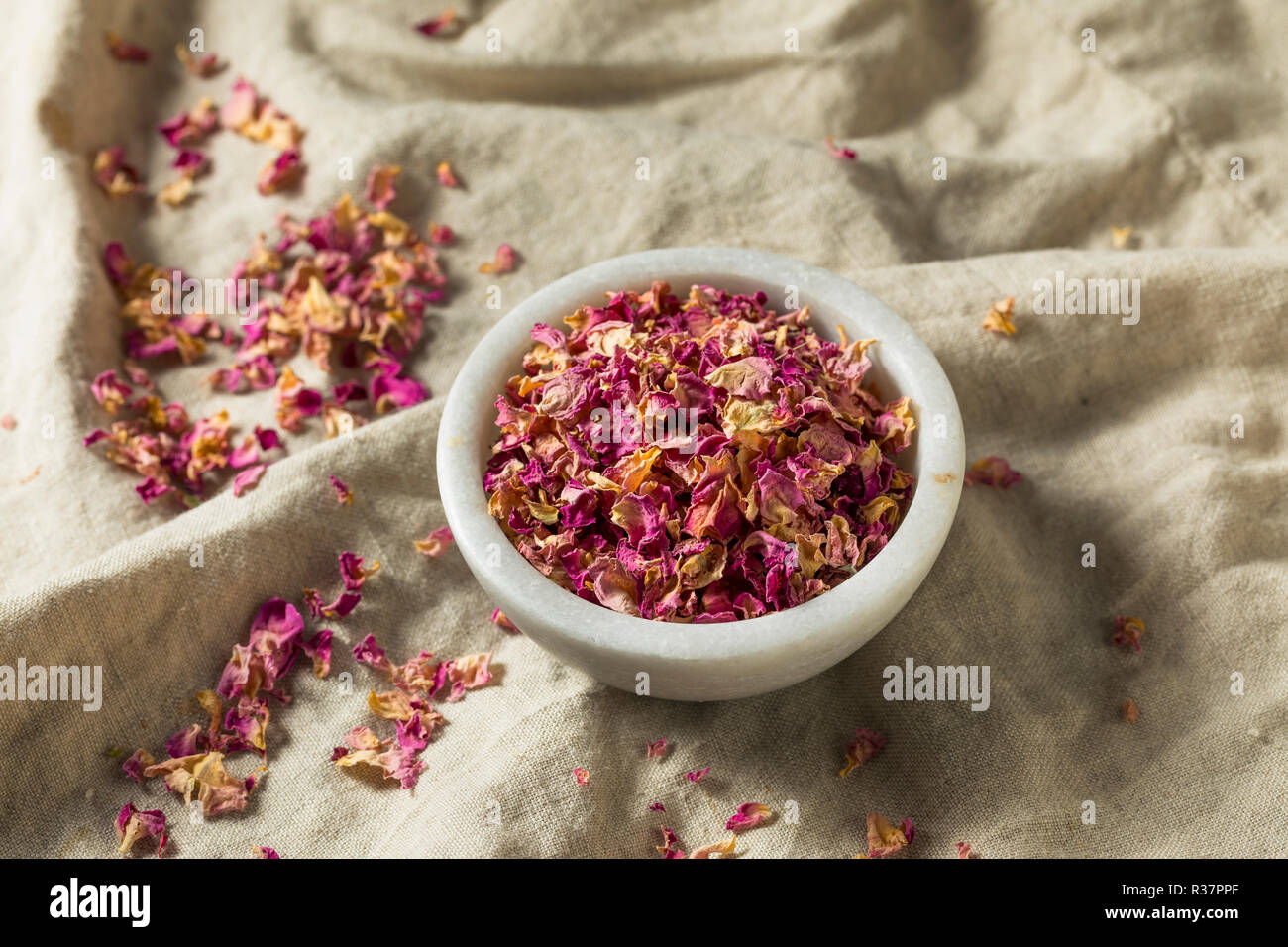 Materie organico secco petali di rosa in una ciotola Foto Stock