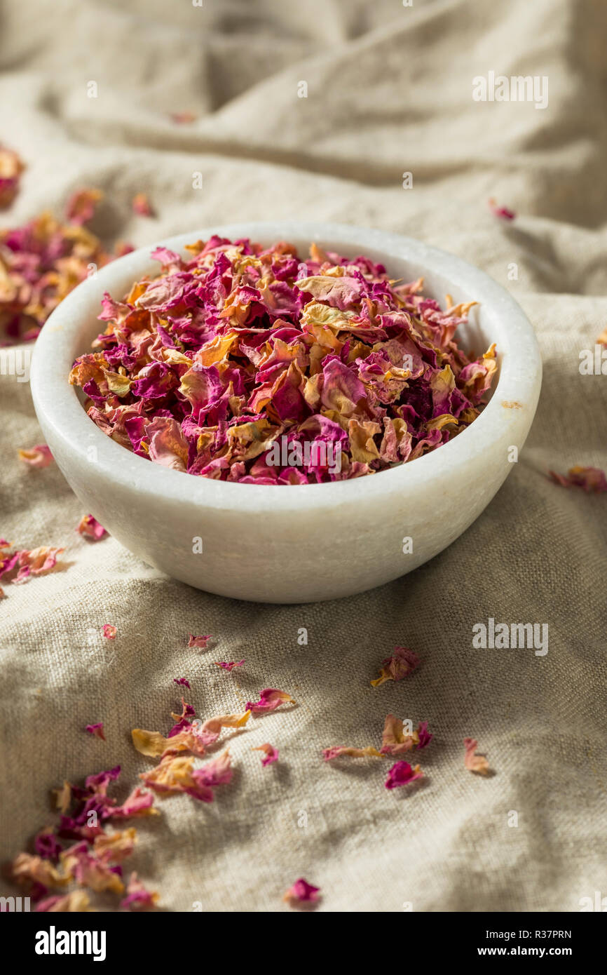 Materie organico secco petali di rosa in una ciotola Foto Stock