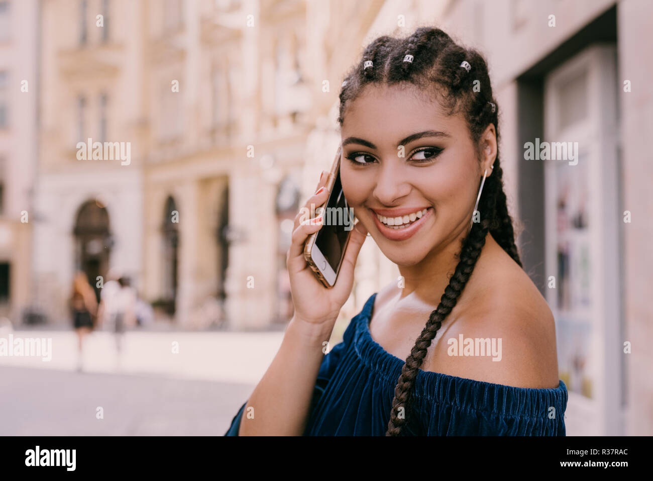 Giovane bella donna sorridente durante una chiamata telefonica, esterna lifestyle shot, estate città street, RITRATTO URBANO, utilizzando la tecnologia. Foto Stock