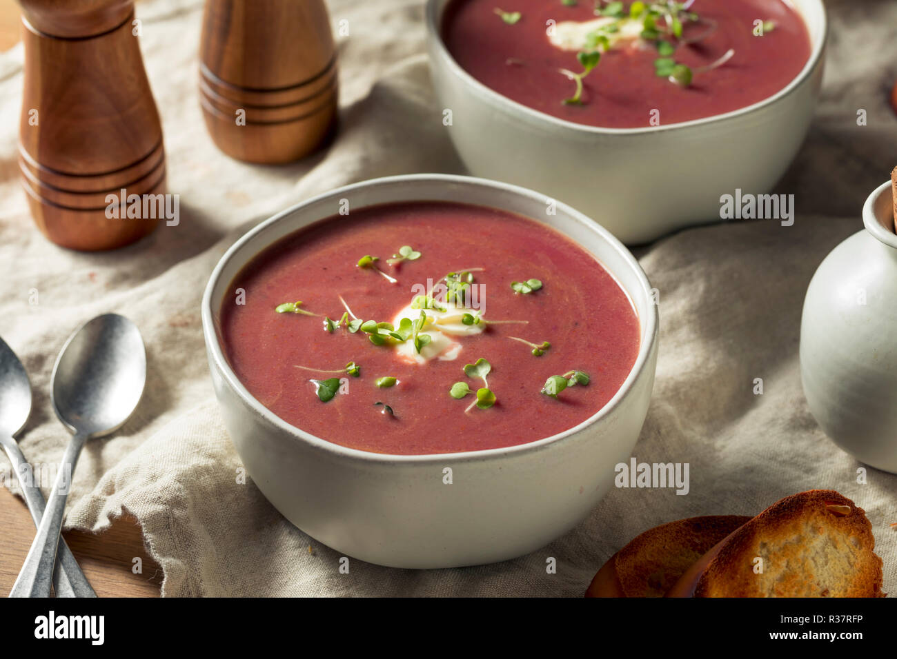 In casa viola dolce zuppa di patate con pane tostato Foto Stock