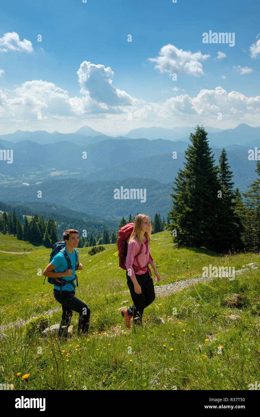 Coppia giovane alpinismo, escursionismo, vicino Brauneck Lenggries, Isarwinkel, Alpi Alta Baviera, Baviera, Germania Foto Stock