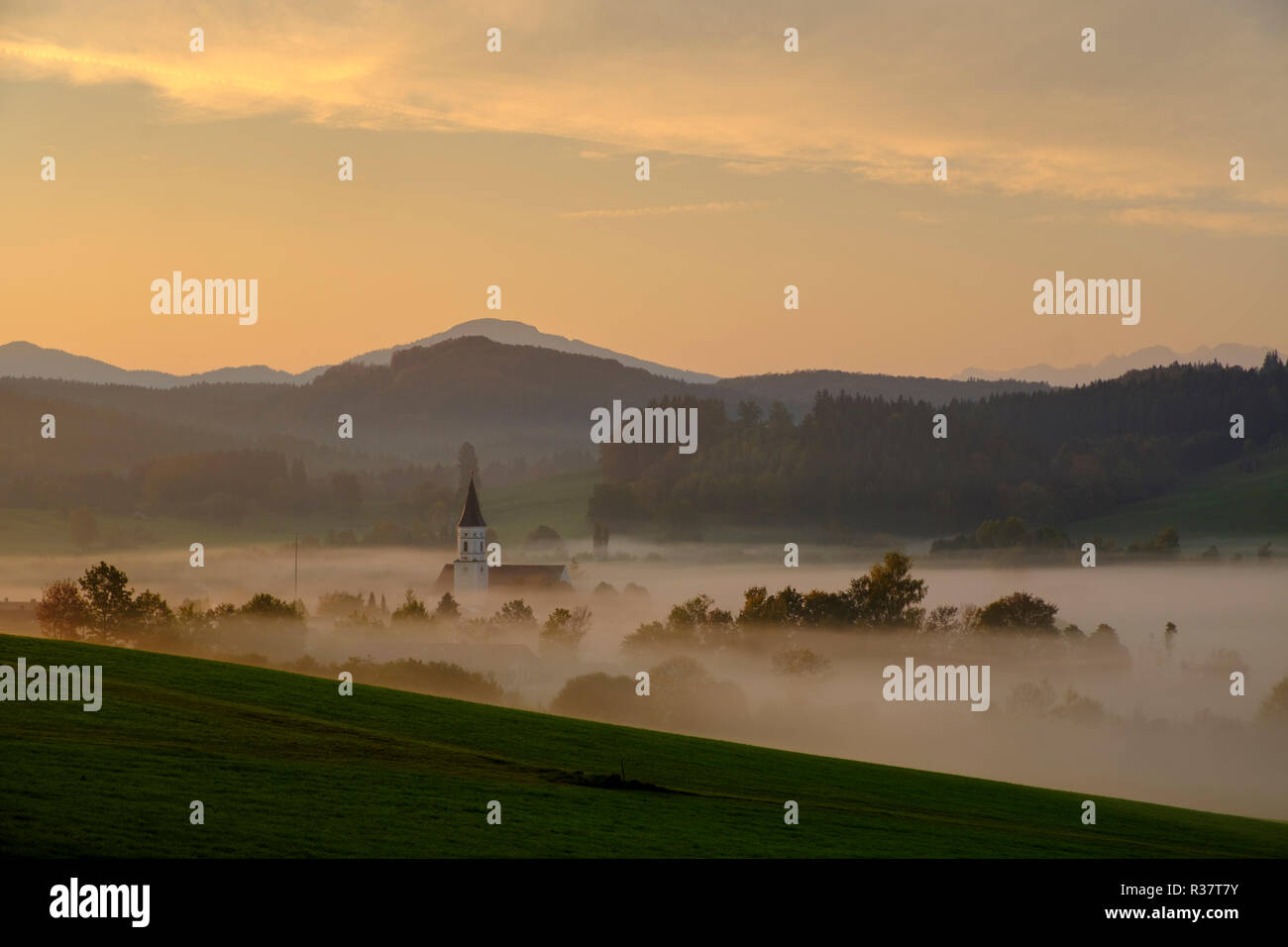 Atmosfera di mattina a Habach, Pfaffenwinkel, Alta Baviera, Baviera, Germania Foto Stock