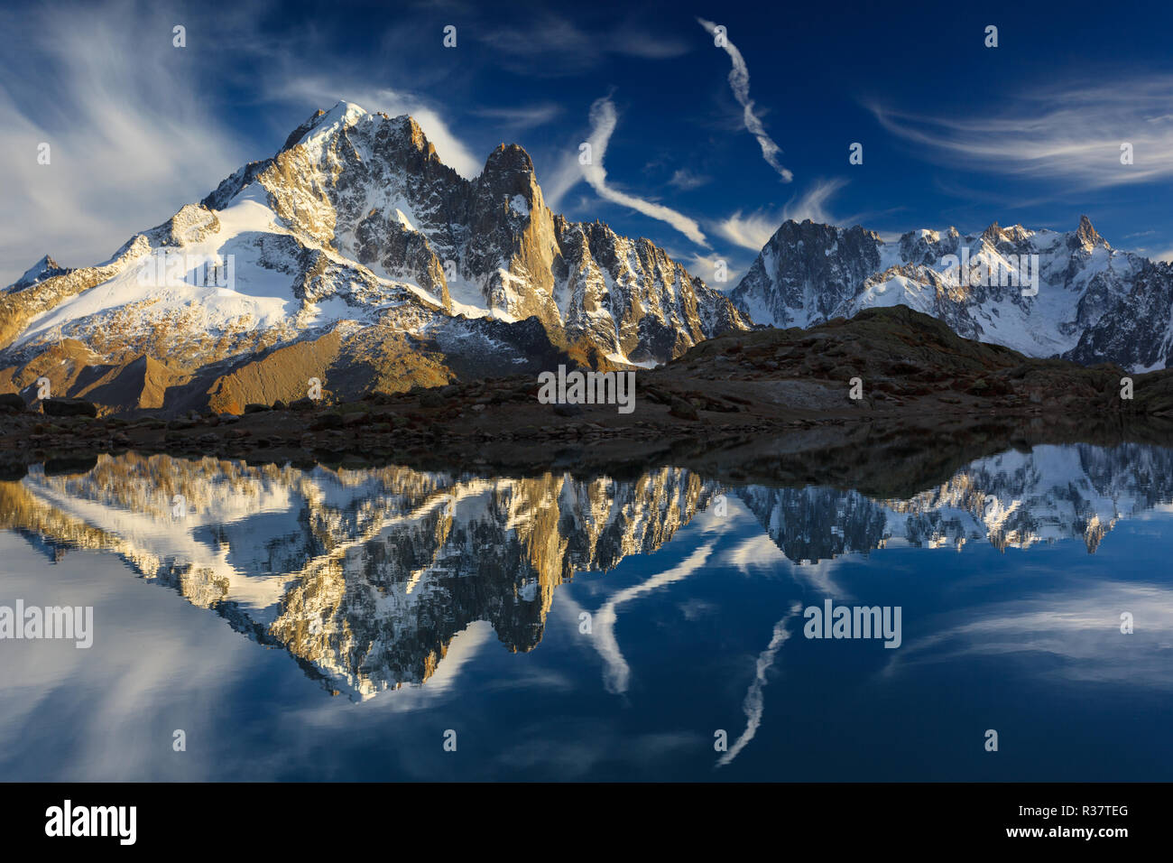 Panorama di montagna con acqua la riflessione in Lac Blanc, Aiguille Verte, Grandes Jorasses, il massiccio del Monte Bianco, Chamonix, Francia Foto Stock