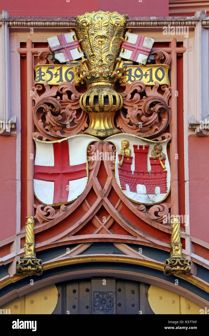 Bracci di città e città la guarnizione sul hofportal whale-house in Freiburg Foto Stock