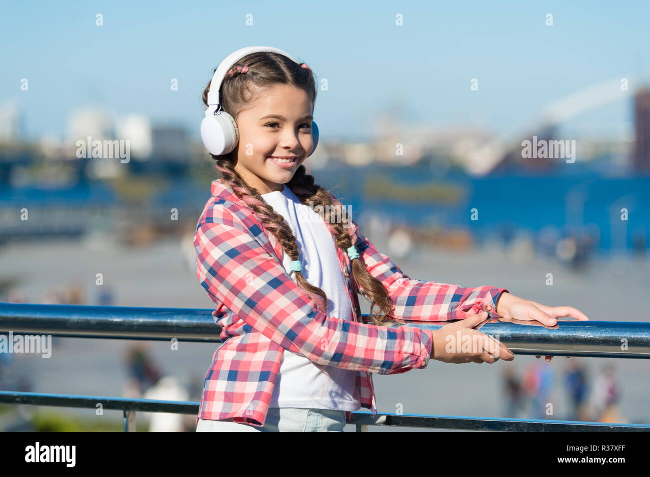 Rendere il vostro capretto felice con i migliori cuffie per bambini  disponibili da subito. Bambine ascoltare musica all'aperto con cuffie  moderne. Cuffie per bambini testati e classificati migliore al peggiore.  Goditi il
