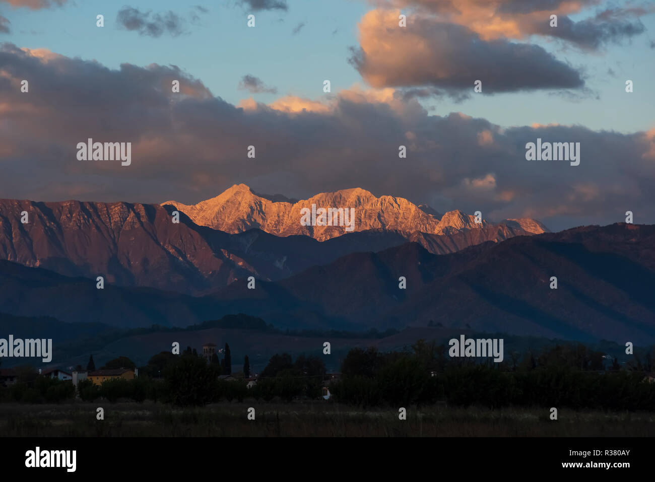 Julian Alpi e Prealpi in Italia al tramonto, con montagne Kanin Foto Stock