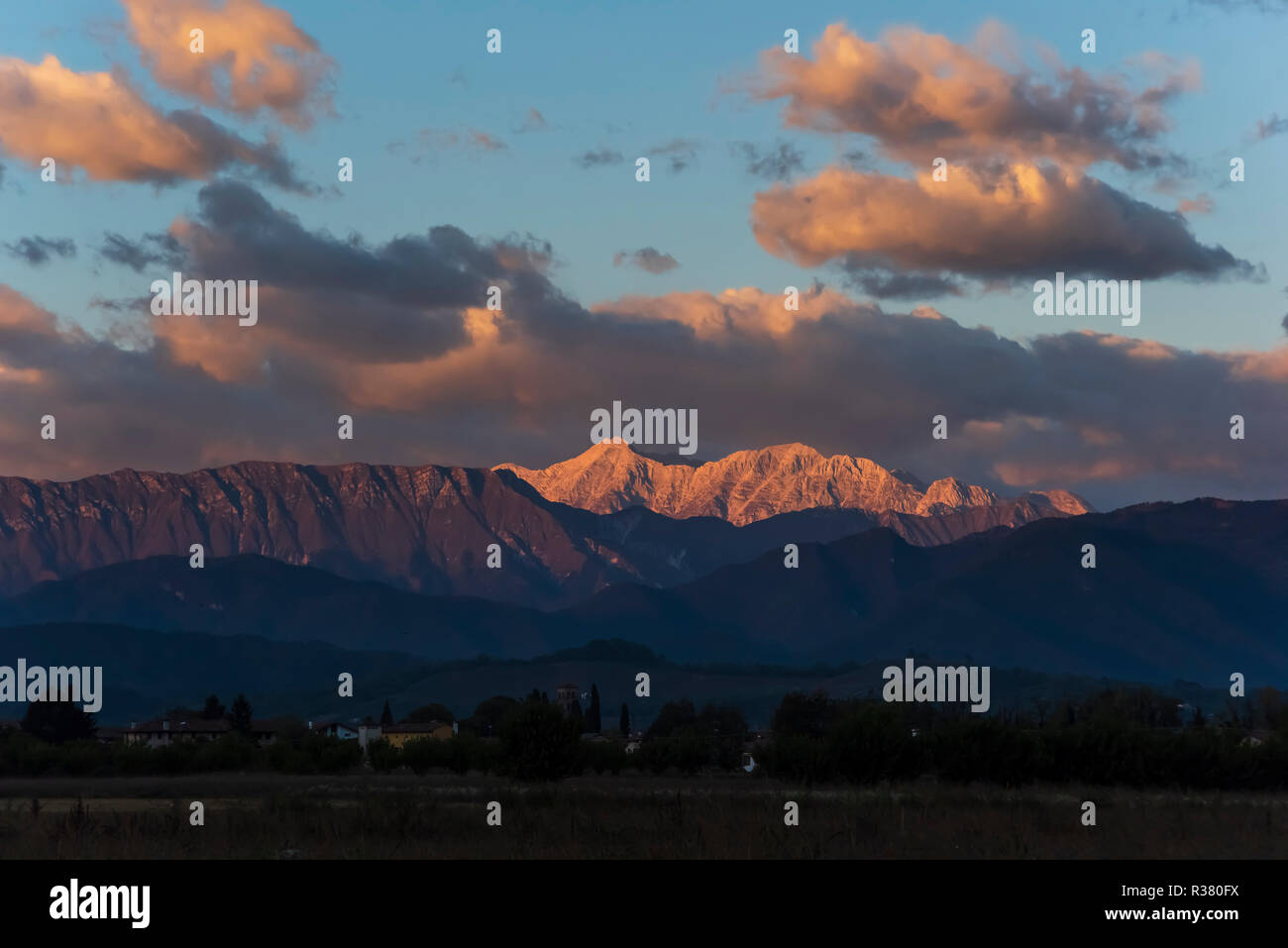 Julian Alpi e Prealpi in Italia al tramonto, con montagne Kanin Foto Stock