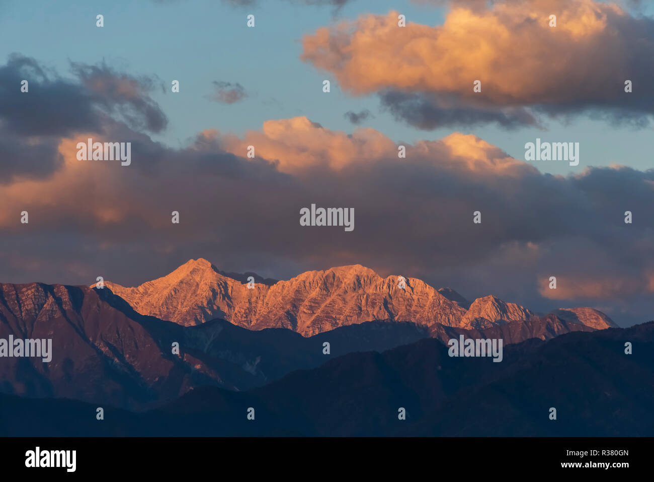 Julian Alpi e Prealpi in Italia al tramonto, con Kanin montagne massiccio Foto Stock