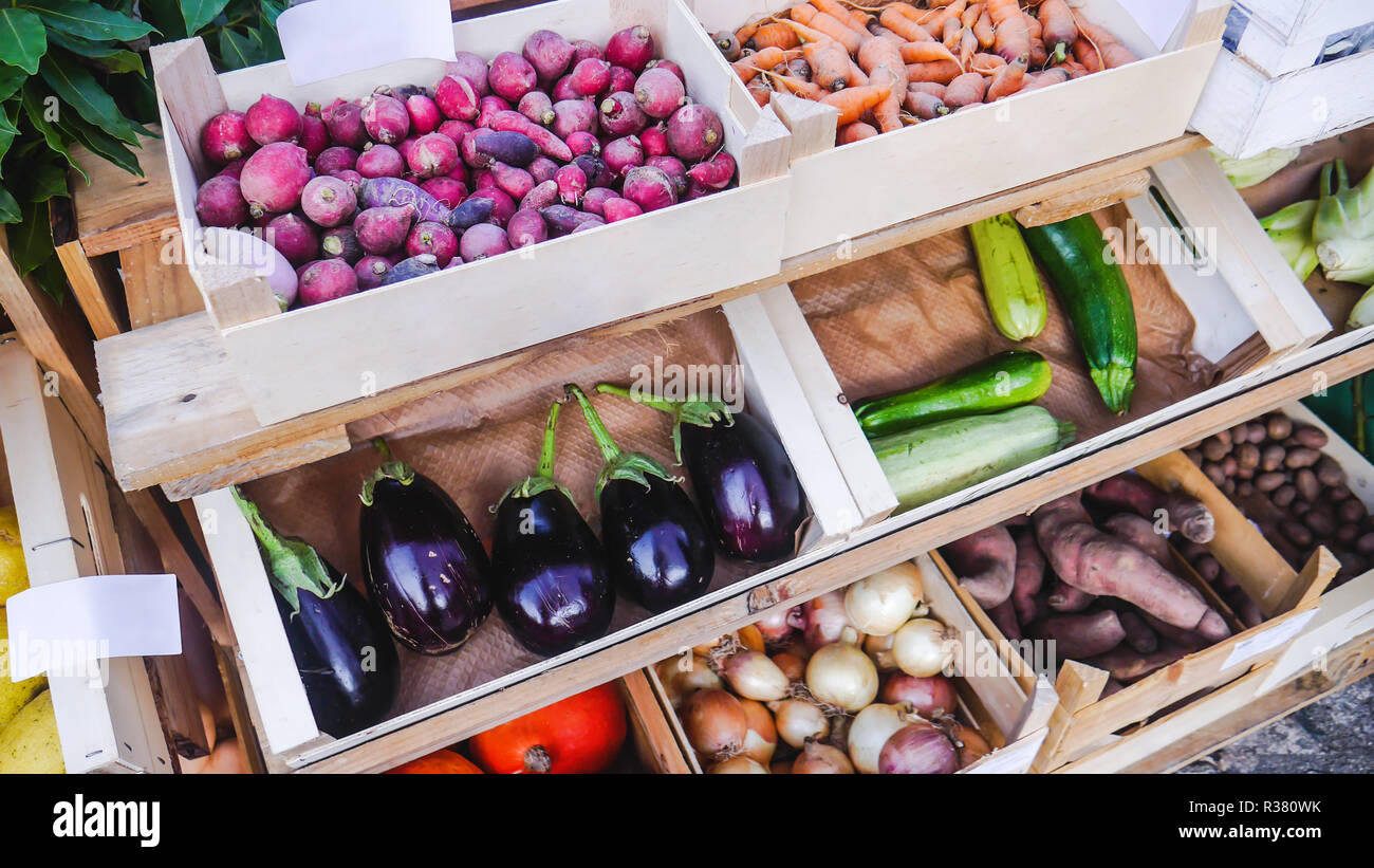 Ortaggi biologici rustico in cassette di legno per la vendita al mercato degli agricoltori. Barbabietole, carote, melanzane, zucchine o le zucchine Foto Stock