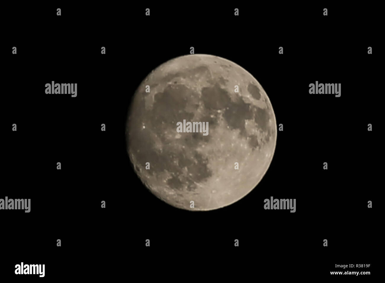 Quasi la luna piena è visto su Londra come la temperatura scende rapidamente. Secondo il Met Office, la Gran Bretagna è rinforzato per un clima invernale, con caduta di neve previsto in diverse regioni e il potenziale per ulteriori condizioni di gelo per il resto della settimana. Foto Stock