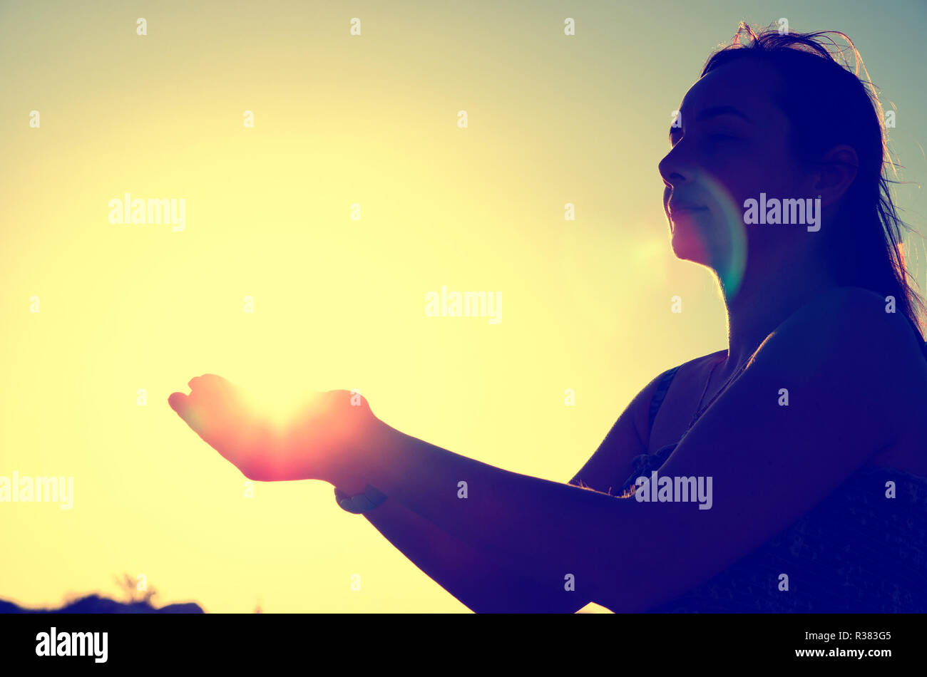 Silhouette di donna che tiene il sun Foto Stock