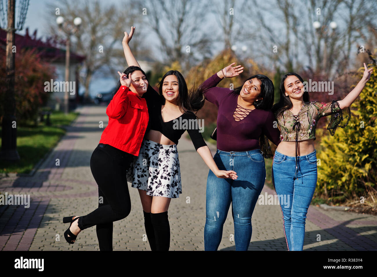 Il gruppo di quattro felice e piuttosto latino ragazze da Ecuador poste lungo la strada. Foto Stock